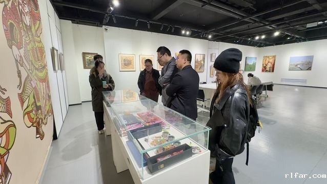 参观河南师范大学美术学院师生作品展.jpg