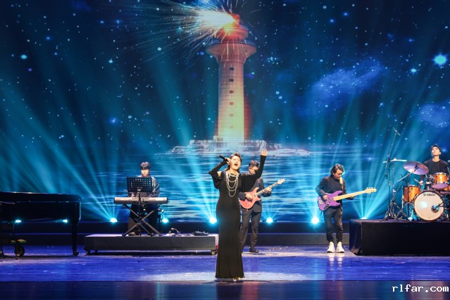 九、歌曲《灯塔》演唱者:张丹丹 钢琴:黄岑 键盘:孙中伟 贝斯:郗岳 电吉他:刘硕秋 爵士鼓:薛晓论.jpg 九、歌曲《灯塔》演唱者:张丹丹 钢琴:黄岑 键盘:孙中伟 贝斯:郗岳 电吉他:刘硕秋 爵士鼓:薛晓论.jpg