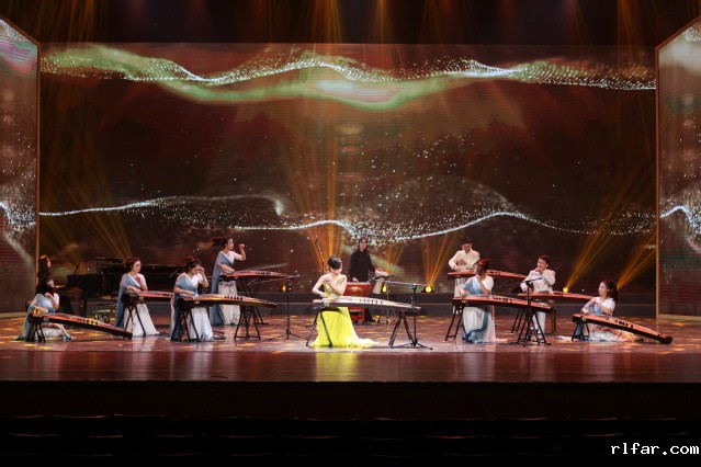 八、古筝重奏《西凉沙影》表演者:任洁、“墨语”筝乐团 钢琴伴奏:马玉乔 打击乐伴奏:宋新烨.jpg 八、古筝重奏《西凉沙影》表演者:任洁、“墨语”筝乐团 钢琴伴奏:马玉乔 打击乐伴奏:宋新烨.jpg