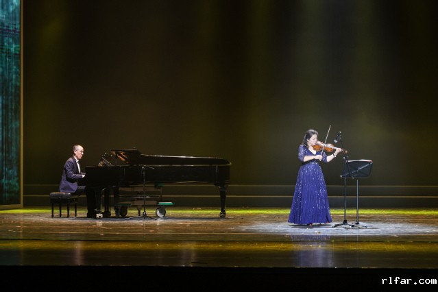 七、小提琴独奏曲《春到濠南》小提琴演奏:盛小华 钢琴伴奏:陆师阳.jpg 七、小提琴独奏曲《春到濠南》小提琴演奏:盛小华 钢琴伴奏:陆师阳.jpg