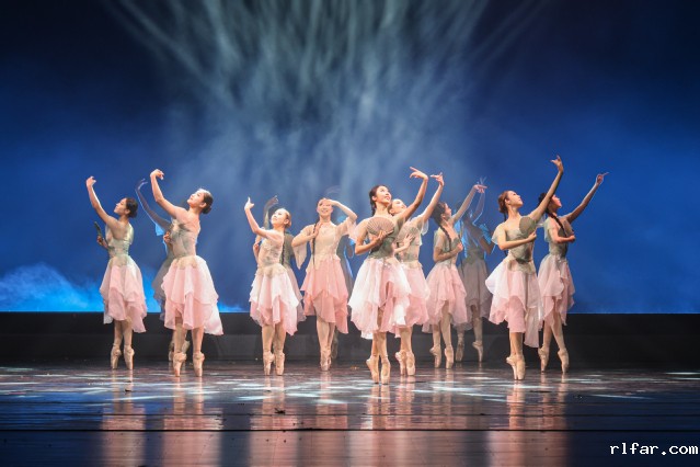 六、舞蹈《漪漪水色》表演者:2023级表演专业(芭蕾舞方向)学生.jpg 六、舞蹈《漪漪水色》表演者:2023级表演专业(芭蕾舞方向)学生.jpg