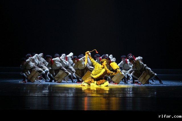 十、男子群舞《承艺·热巴》 编导:王栎、杨一凡 表演者:2023级舞蹈表演专业(民间舞方向)学生.jpg 十、男子群舞《承艺·热巴》 编导:王栎、杨一凡 表演者:2023级舞蹈表演专业(民间舞方向)学生.jpg