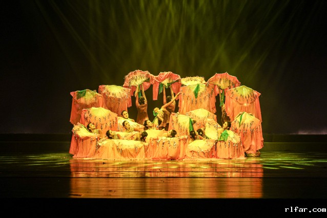 三、舞蹈《秋熟》编导:关健、郭罗乐 表演者:2021级、2022级舞蹈表演专业(民间舞方向)学生.jpg 三、舞蹈《秋熟》编导:关健、郭罗乐 表演者:2021级、2022级舞蹈表演专业(民间舞方向)学生.jpg