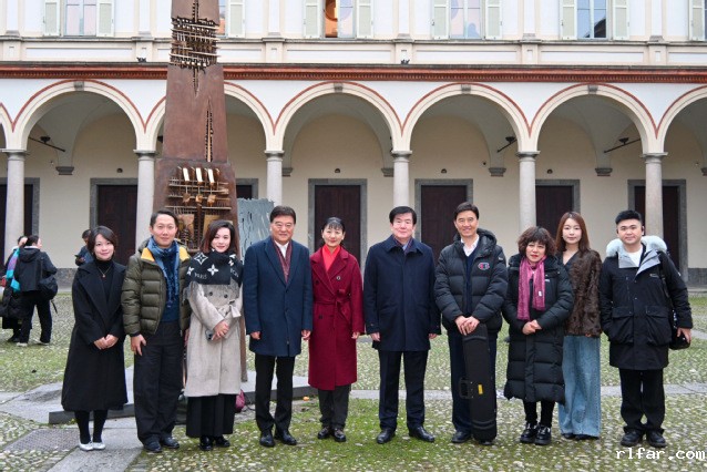 意大利威尔第音乐学院交流访问 李屹书记与部分专家留念.JPG